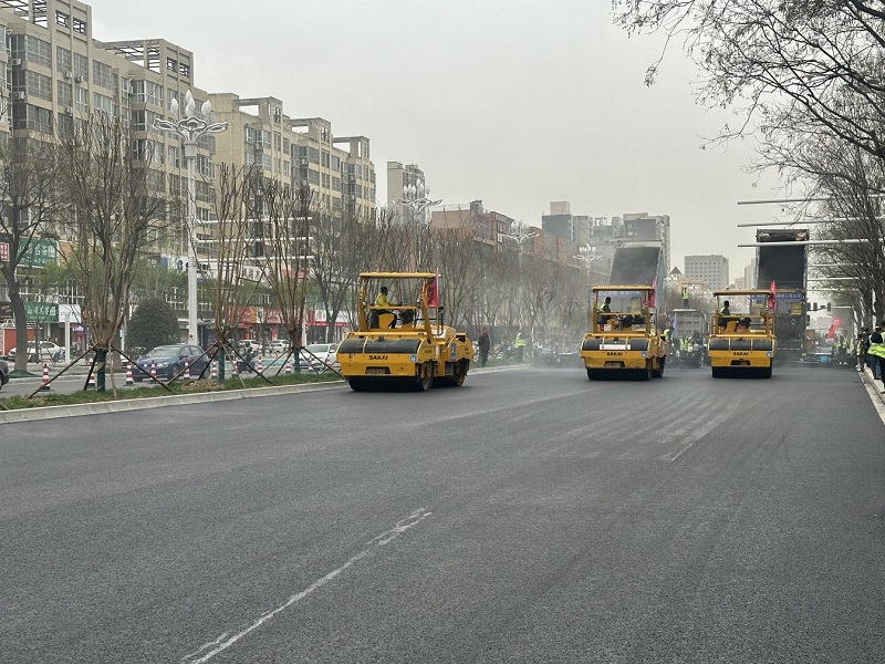 我市城區(qū)首條SMA市政路鋪筑全面啟動